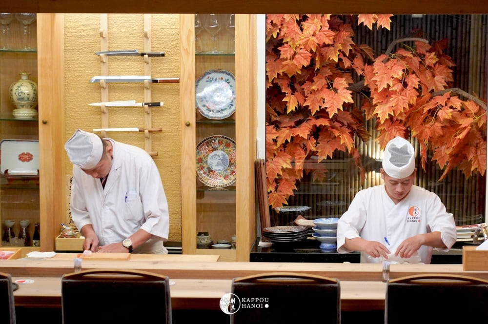 Quầy omakase được trang tr&iacute; theo phong c&aacute;ch Nhật Bản truyền thống (Nguồn: Kappou Hanoi Restaurant)